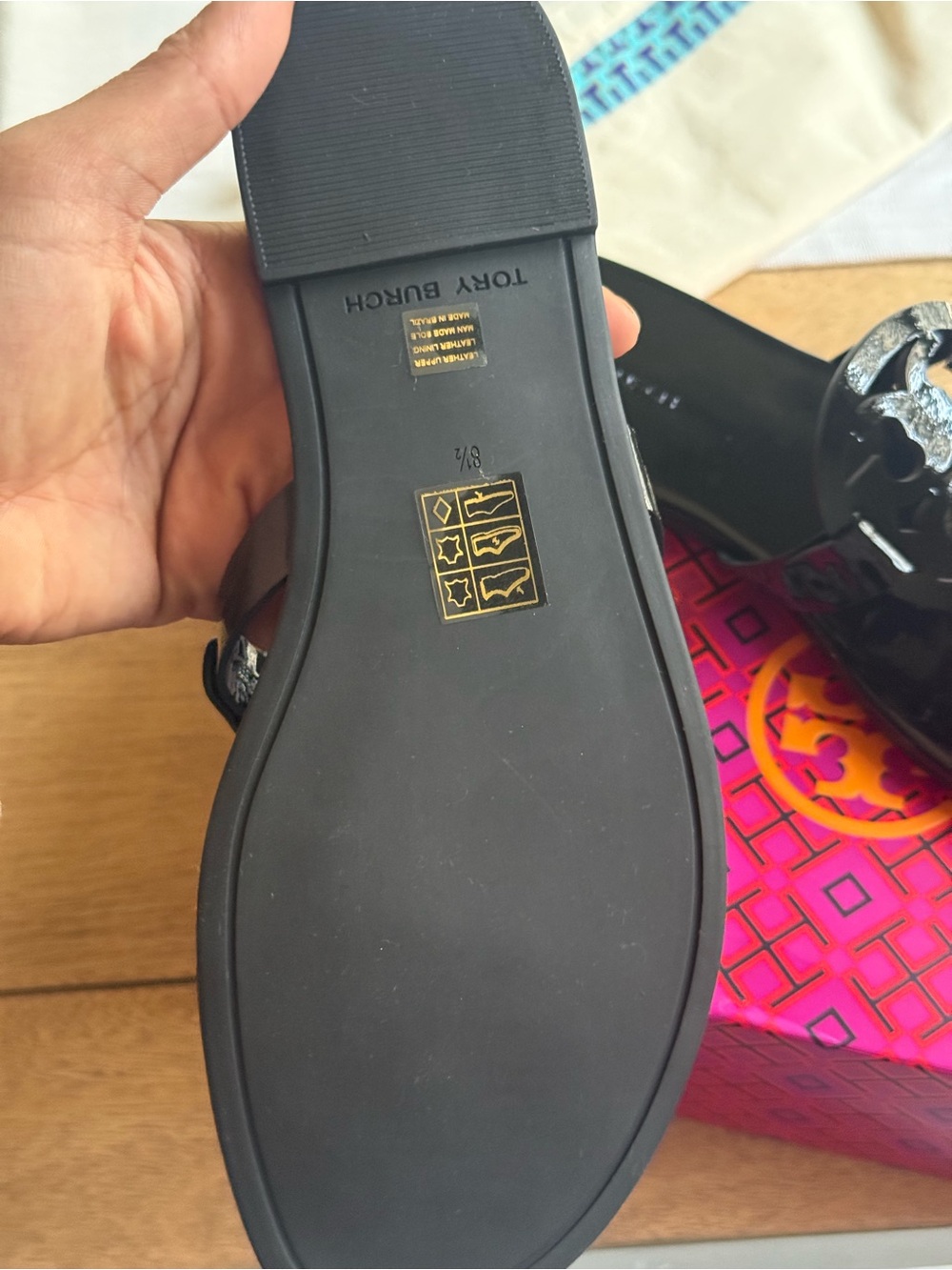 New Tory Burch Black calf Leather Logo Thong Sandals in patent black - Picture 5 of 7